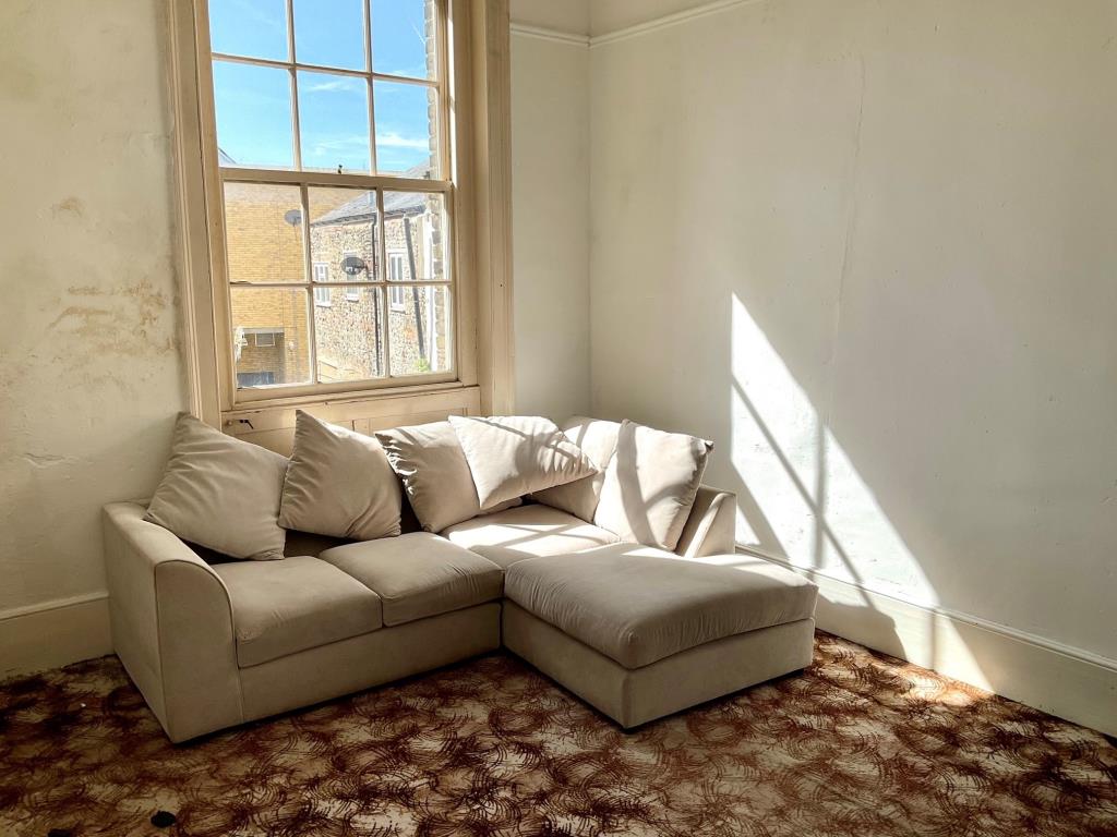 Lot: 81 - TOWN CENTRE RESTAURANT WITH THREE-BEDROOM MAISONETTE WITH POTENTIAL - Flat - living room